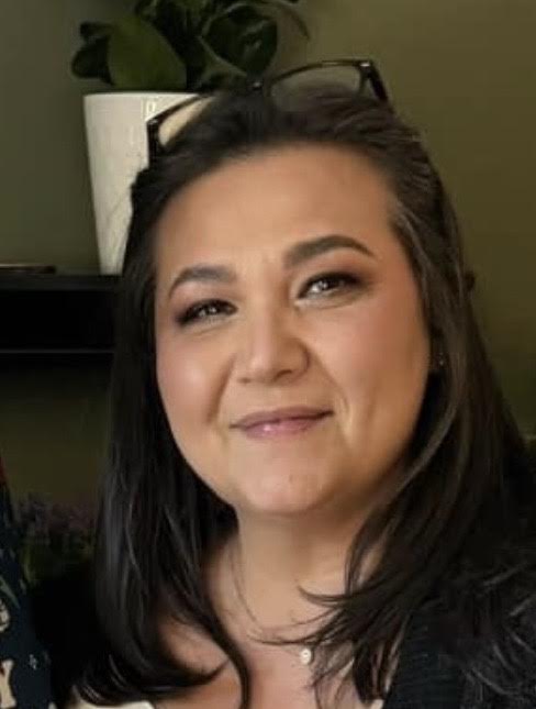 Mandee, founder and art teacher at The Artsy Room